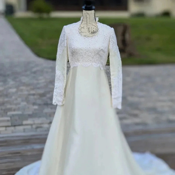 Vintage Unbranded Long Sleeve Ivory Wedding Dress - Picture 1 of 10